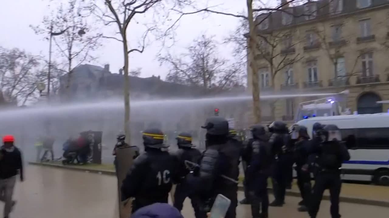 Beeld uit video: Politie in Parijs zet waterkanon in tegen 'Gele Hesjes'