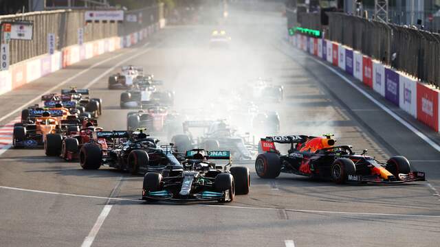 Lewis Hamilton schiet rechtdoor na de herstart in Bakoe.