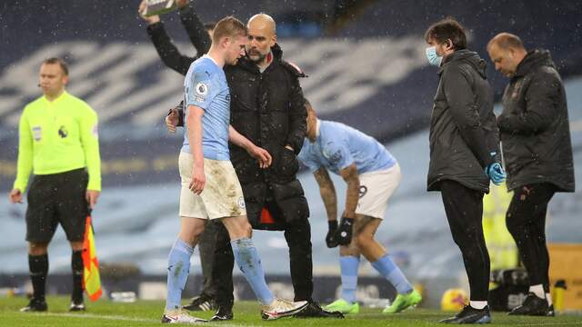 City-spelmaker Kevin De Bruyne moest na een uur van het veld met een blessure.