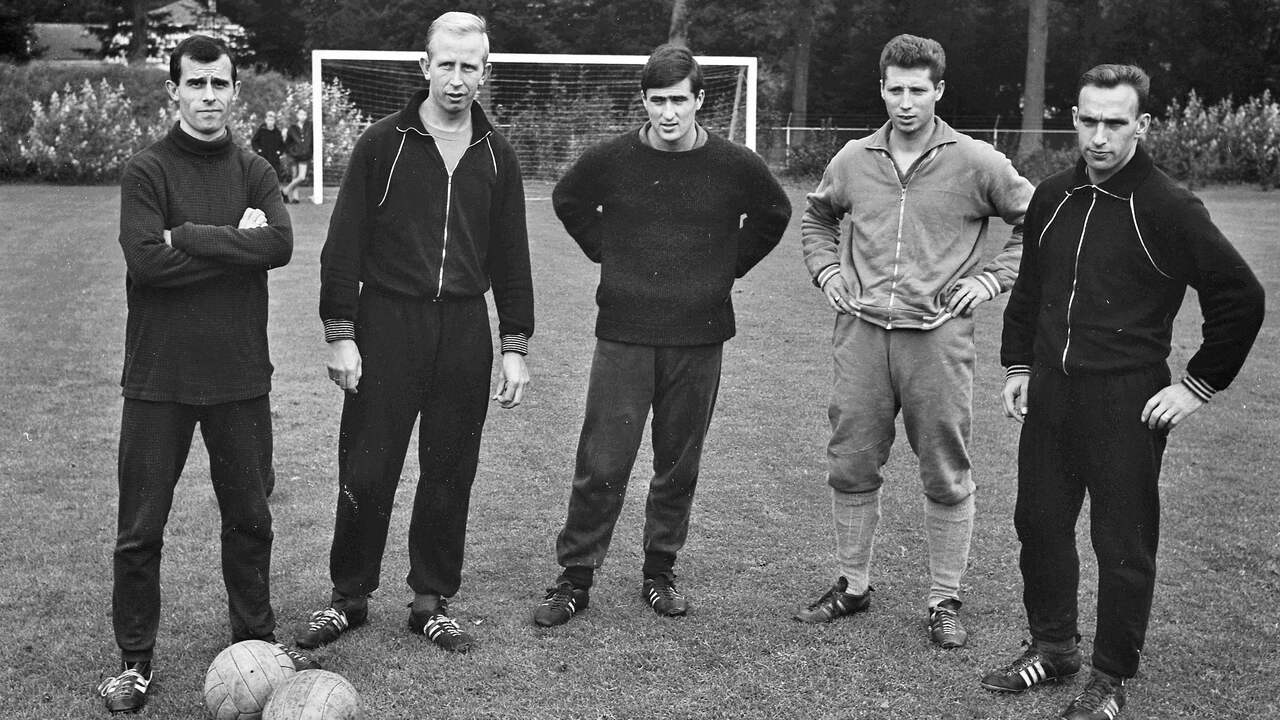 Van links naar rechts: Coen Moulijn, Henk Groot, Sjaak Swart, Tonny van der Linden en Rinus Bennaars in 1963 op de training van Oranje.
