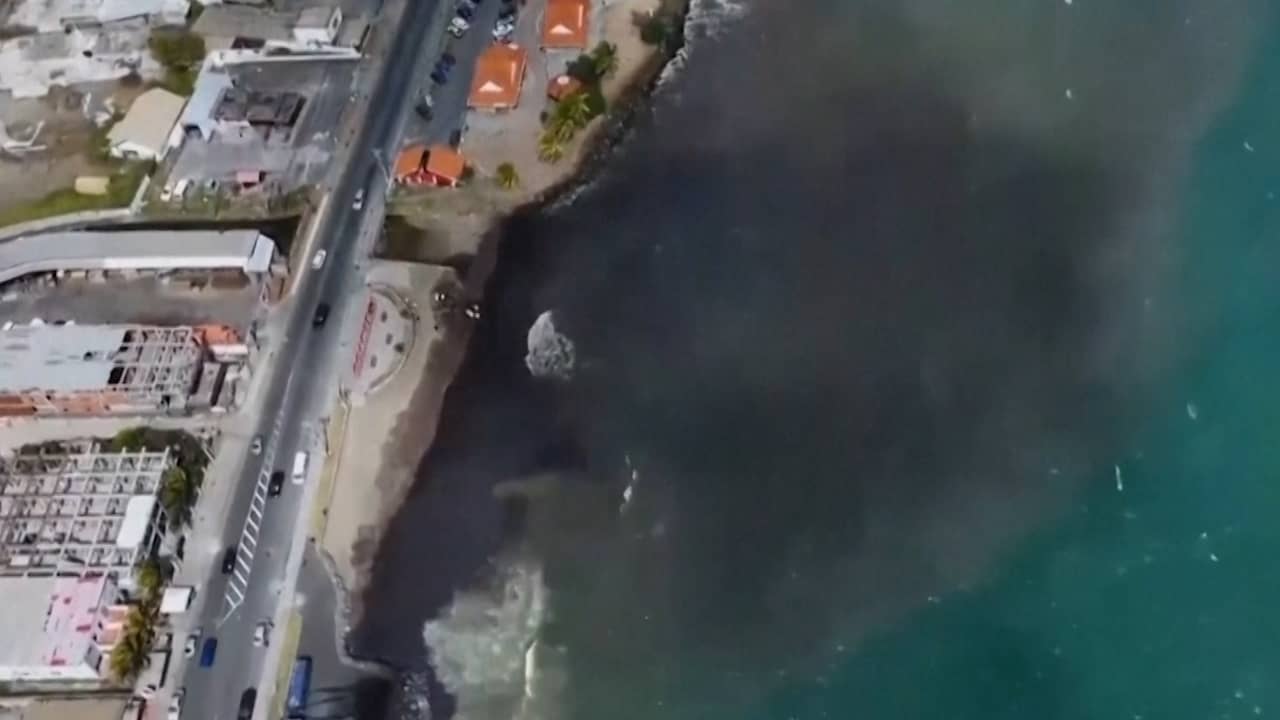 Beeld uit video: Oliespoor van mysterieus schip vervuilt Caraïbische kust