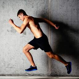 Spaanse triatleet staat medaille af aan tegenstander die verkeerd rent