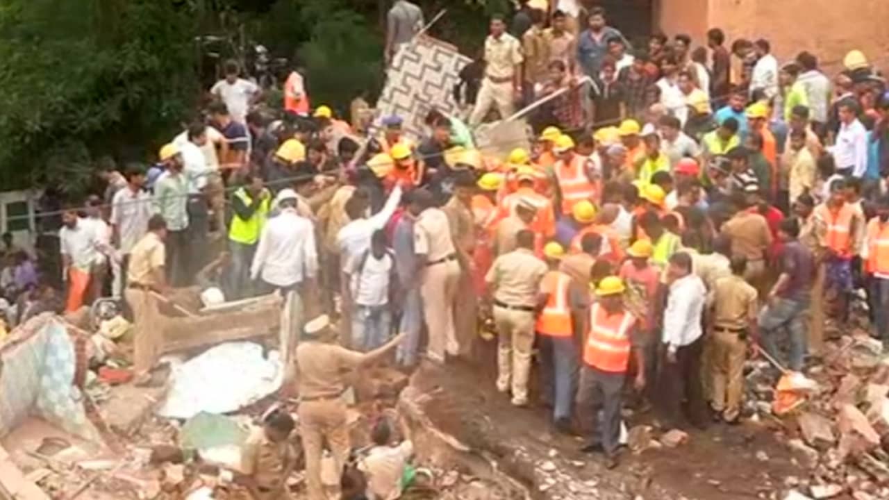 Beeld uit video: Hulpdiensten zoeken in chaos naar vermisten na instorten gebouw Mumbai
