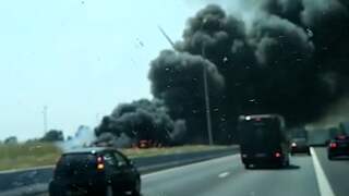 Automobilist filmt grote brand op E19 na ongeluk met vrachtwagens