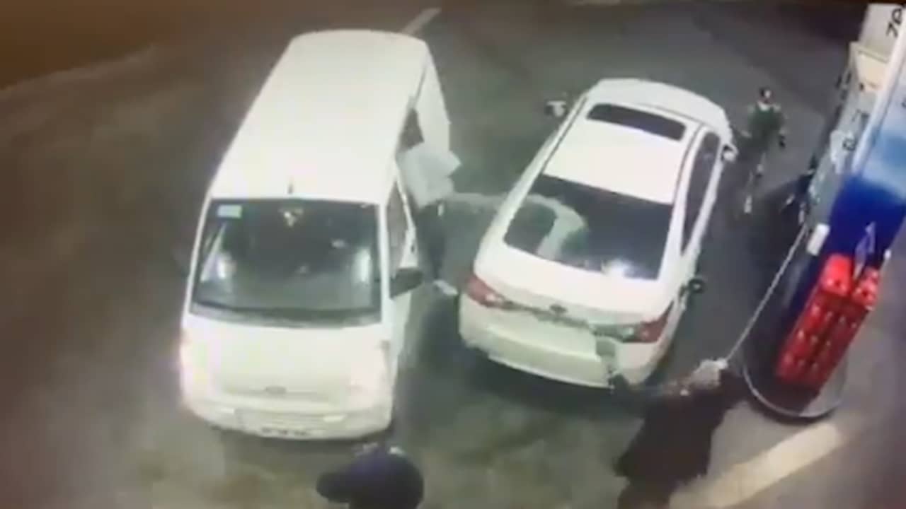 Beeld uit video: Man verjaagt overvallers met benzine bij tankstation in Chili