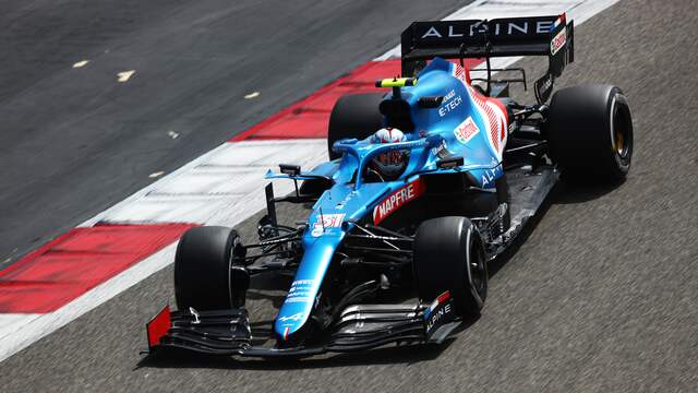 Esteban Ocon in de nieuwe Alpine op de eerste testdag in Bahrein. Alonso komt zaterdag in actie.