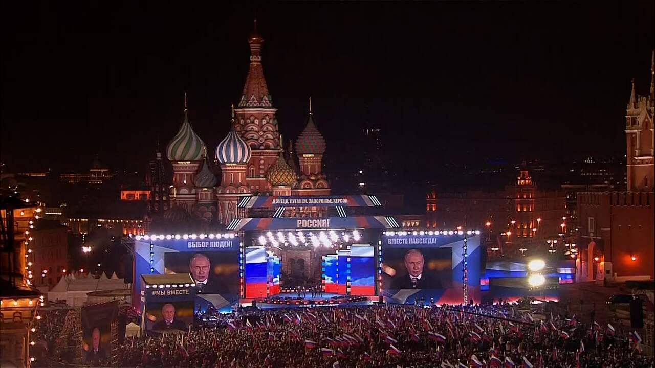 Beeld uit video: Poetin viert annexatie met concert op Rode Plein in Moskou