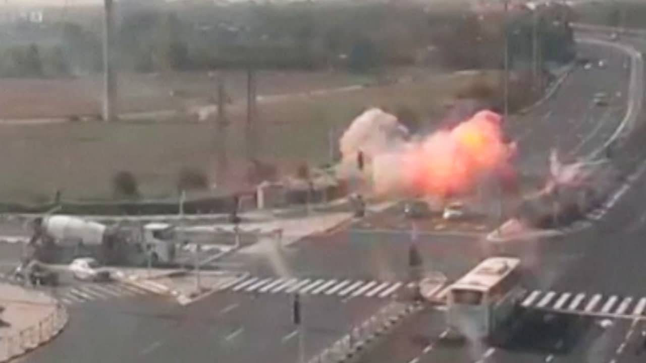 Raket vanuit Gazastrook raakt bijna auto's op Israëlische snelweg