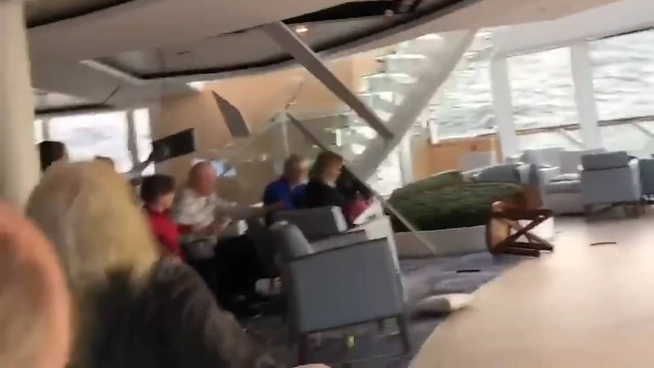 Passagiers glijden over dek van gestrand schip bij Noorwegen