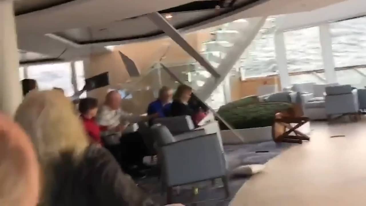 Beeld uit video: Passagiers glijden over dek van gestrand schip bij Noorwegen