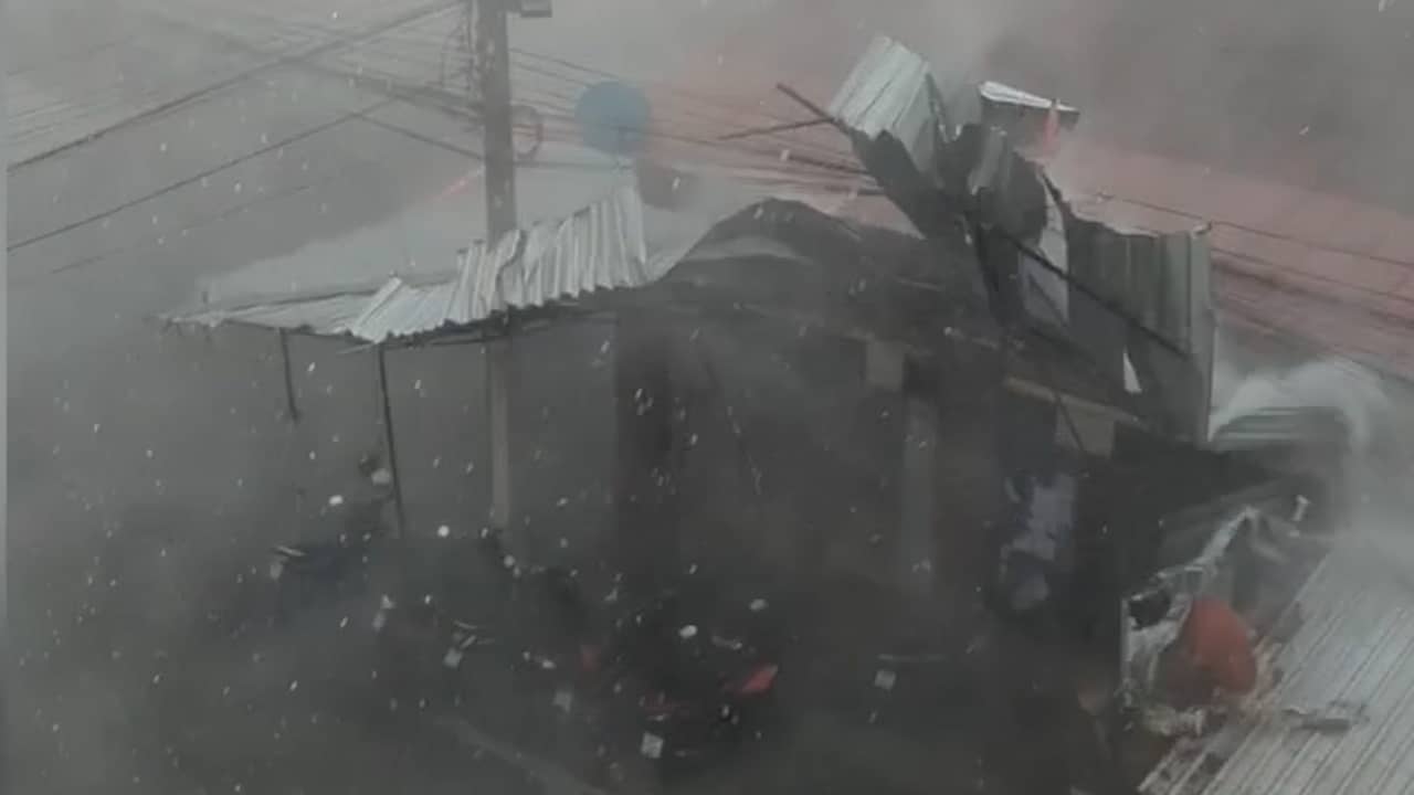Beeld uit video: Daken van huizen gerukt door tropische storm in Thailand