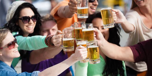 Zomer vakantie bier drinken vrienden