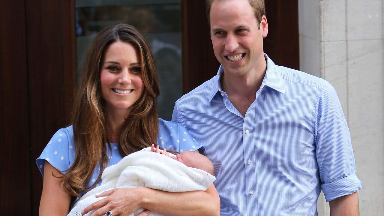 Kate en William laten hun pasgeboren zoon George zien.