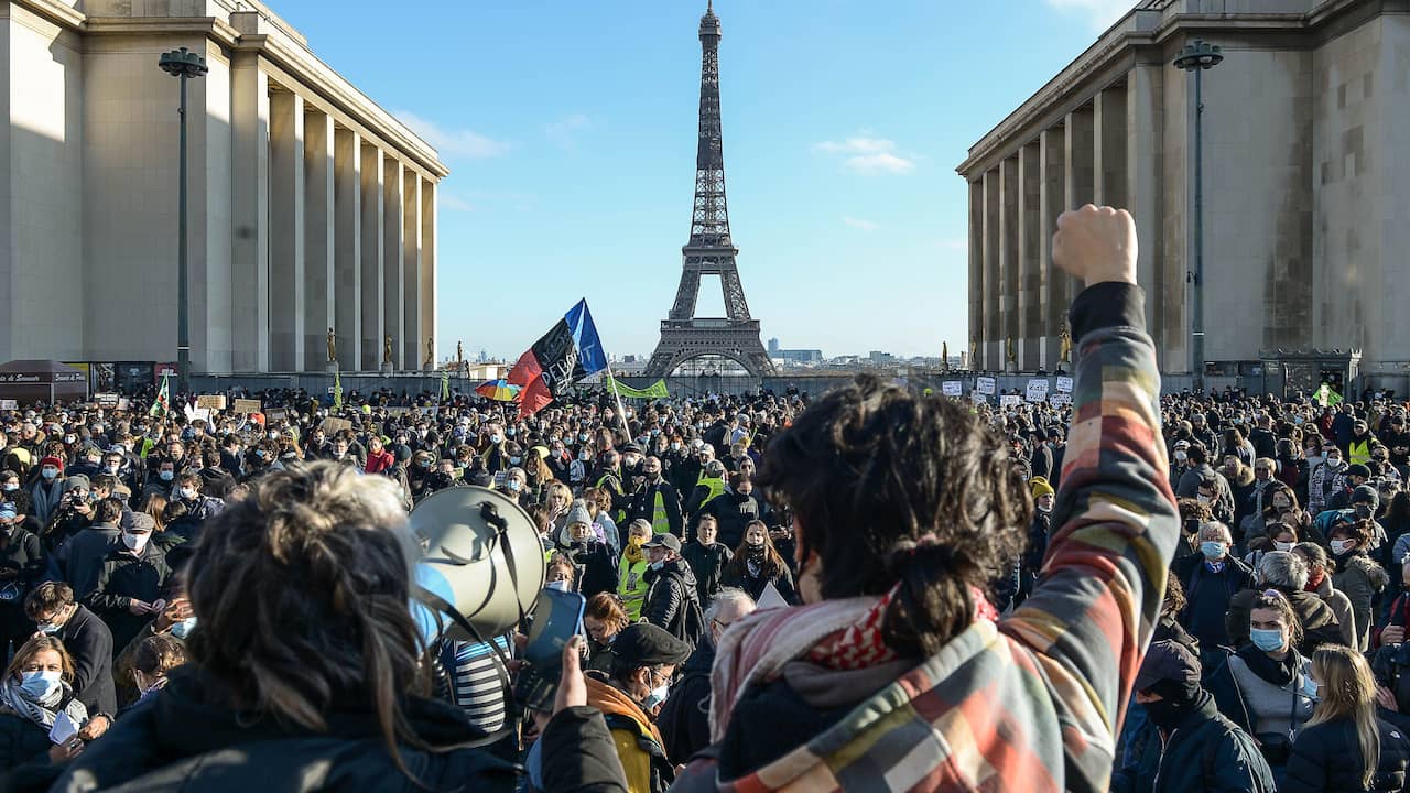 French protest against law banning distribution of police images |  NOW