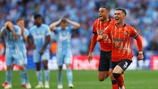 Cultclub Luton Town promoveert naar Premier League