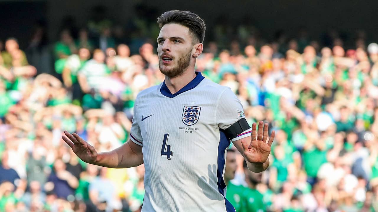 Beeld uit video: Declan Rice excuseert zich bij Ierse fans na pikante goal voor Engeland