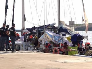 Reddingsboot met migranten meert aan bij Italië ondanks verbod