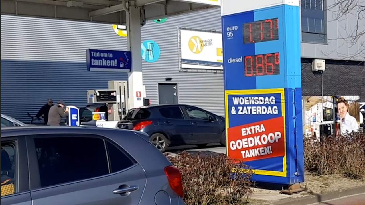Beeld uit video: Lange rij bij tankstation met prijzen van 20 jaar geleden