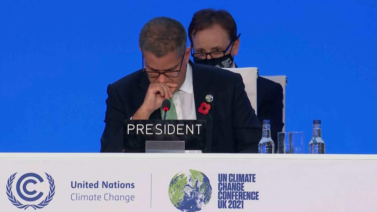 Beeld uit video: COP26-voorzitter emotioneel over wijziging slotverklaring: 'Het spijt me'