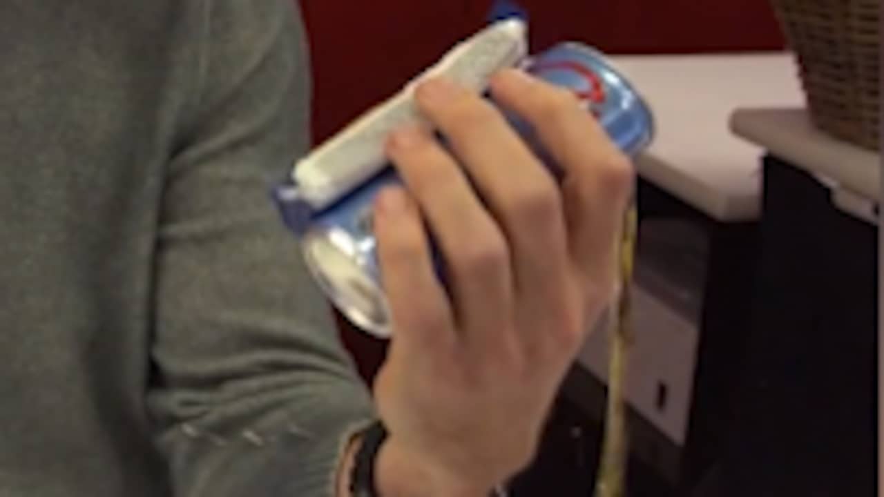 Beeld uit video: Mattie Valk morst drankje op mengpaneel tijdens uitzending