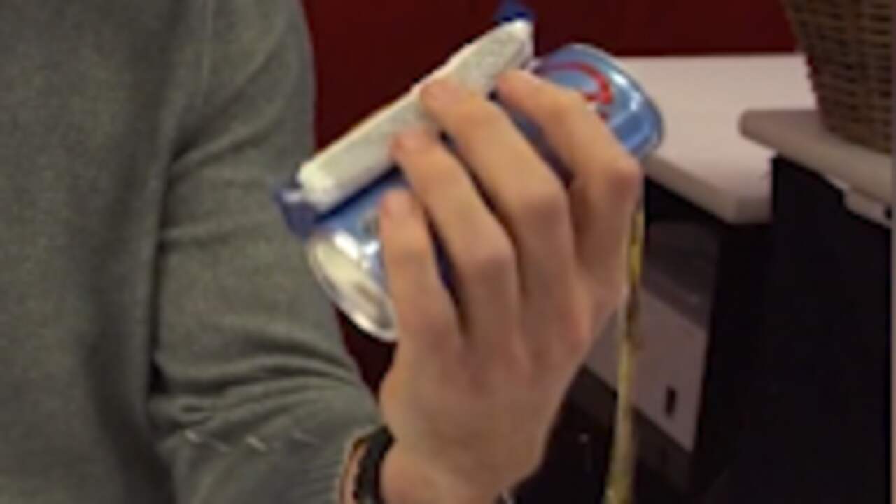 Beeld uit video: Mattie Valk morst drankje op mengpaneel tijdens uitzending