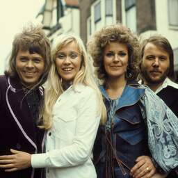 ABBA kondigt nieuw album en hologramconcerten aan en brengt twee singles uit