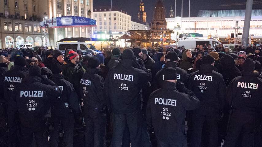 Politie Dresden roept neonazi's halt toe bij protestactie