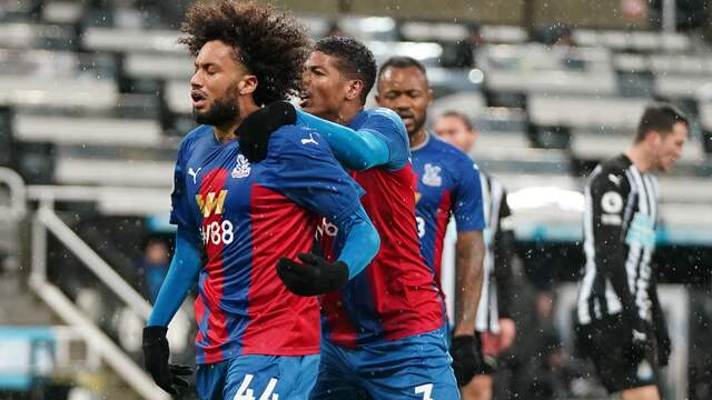 Jaïro Riedewald viert zijn tweede goal in de Premier League.