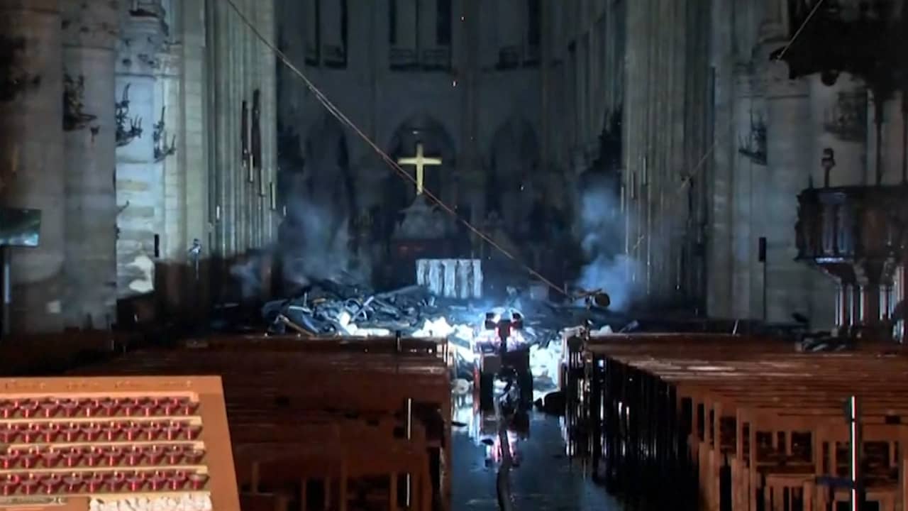 Beeld uit video: Zo ziet de Notre-Dame er na de brand van binnen uit