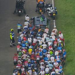 Chaos bij start EK wielrennen in Meppel: politie stuurt peloton verkeerde kant op