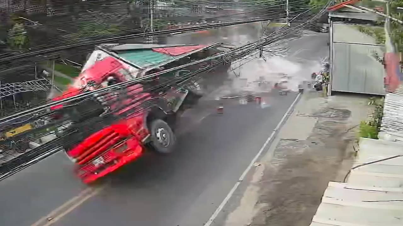 Beeld uit video: Filipijnse weg bezaaid met kratten bier na kantelen vrachtwagen