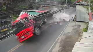 Filipijnse weg bezaaid met kratten bier na kantelen vrachtwagen