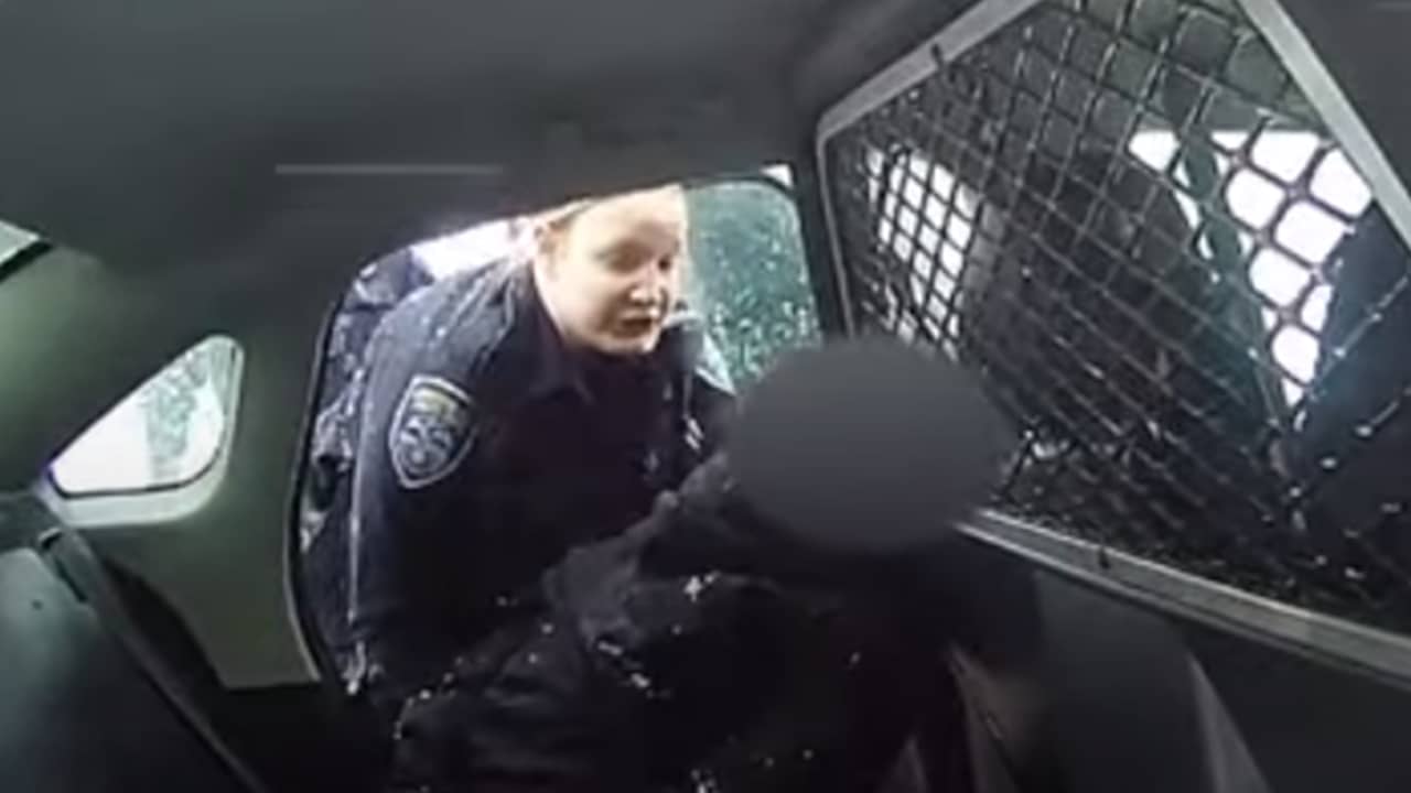 Beeld uit video: Agenten gebruiken pepperspray tegen negenjarig meisje in VS