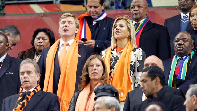 Willem-Alexander en Máxima op de tribune bij het WK in Zuid-Afrika in 2010.
