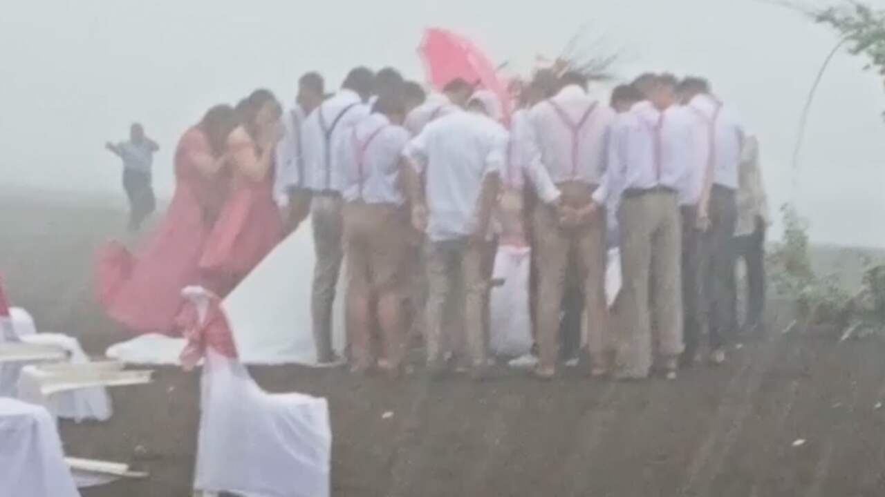 Beeld uit video: Filipijns huwelijk gaat door terwijl tyfoon voorbijraast