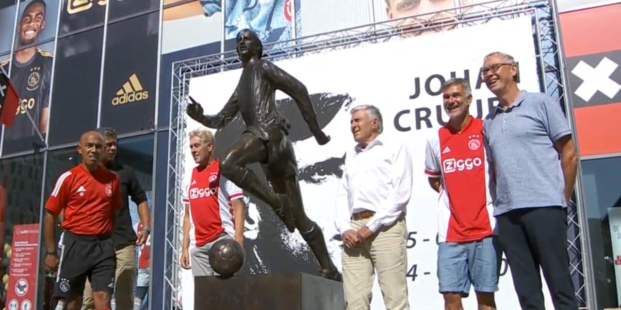 Ajax onthult levensgroot standbeeld Johan Cruijff bij hoofdingang ArenA