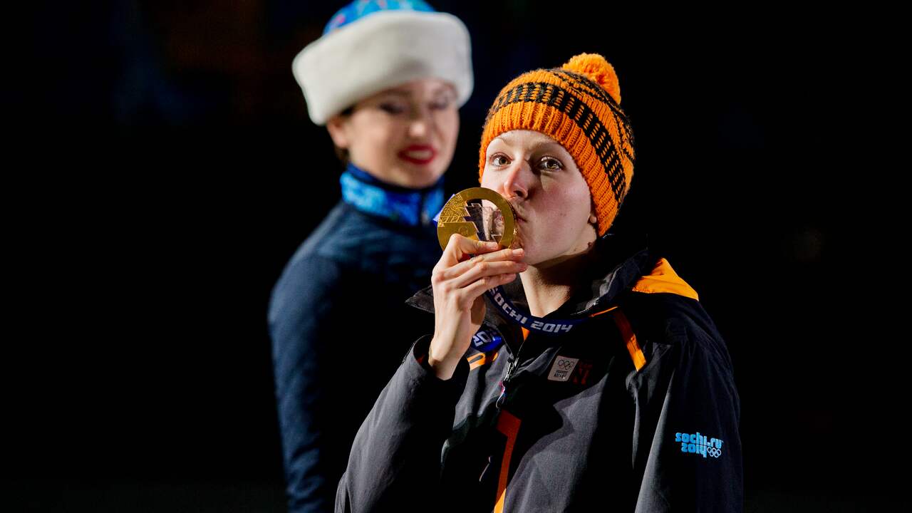 Jorien ter Mors met haar gouden medaille na de winst op de olympische 1.500 meter.