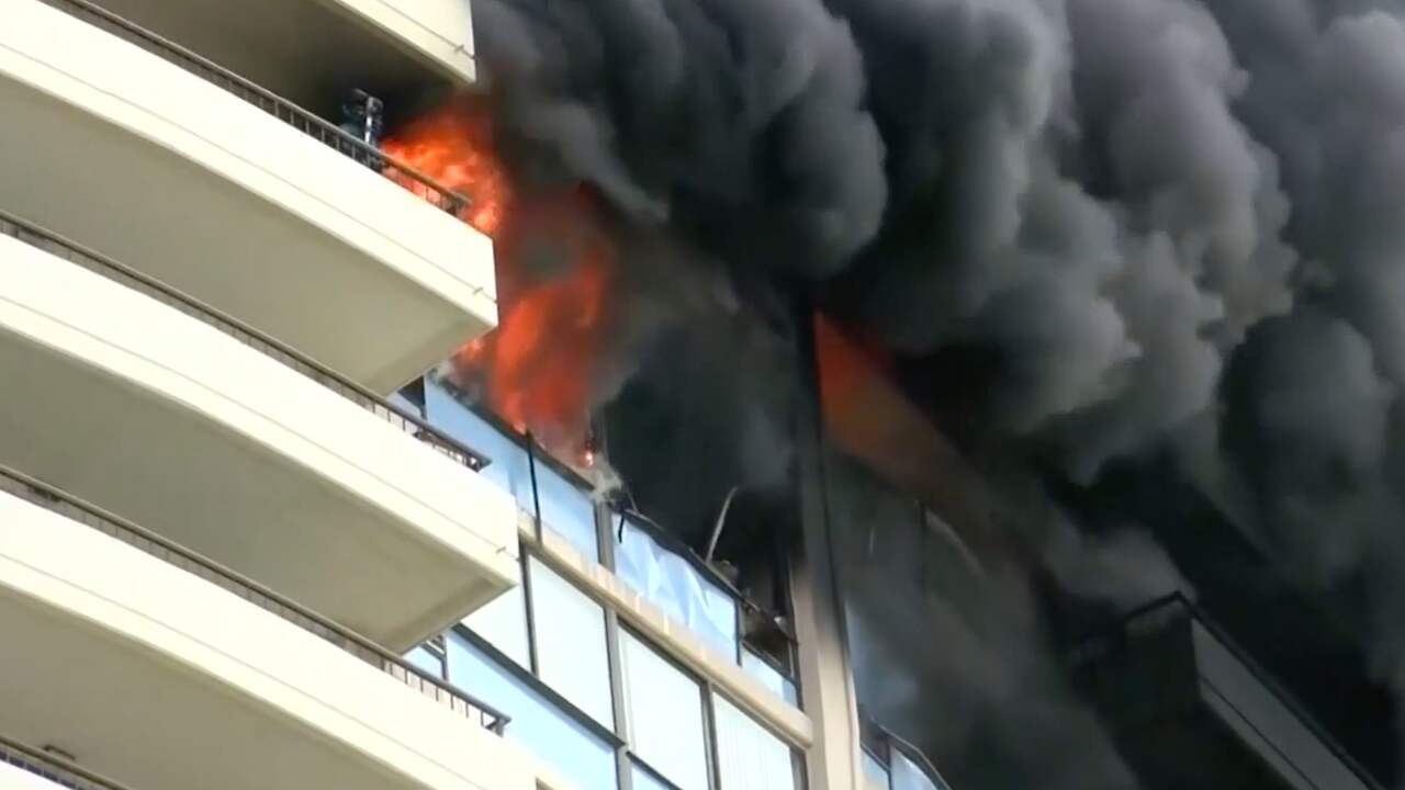 Beeld uit video: Vlammen grijpen om zich heen in wolkenkrabber Honolulu