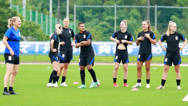 Lieke Martens (tweede van rechts) op het trainingsveld in Japan.