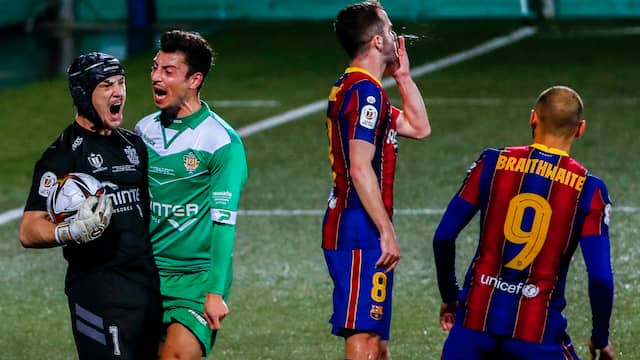 Cornellà-doelman Ramirez schreeuwt het uit nadat hij de strafschop van Pjanic pakt.