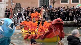 Versierde boten varen door Venetië voor aftrap carnaval