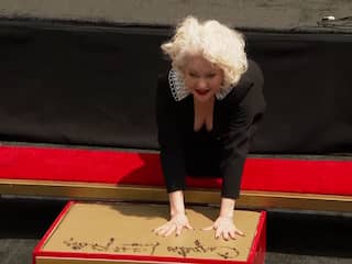 Muziekicoon Cyndi Lauper zet handafdrukken in cement in Hollywood