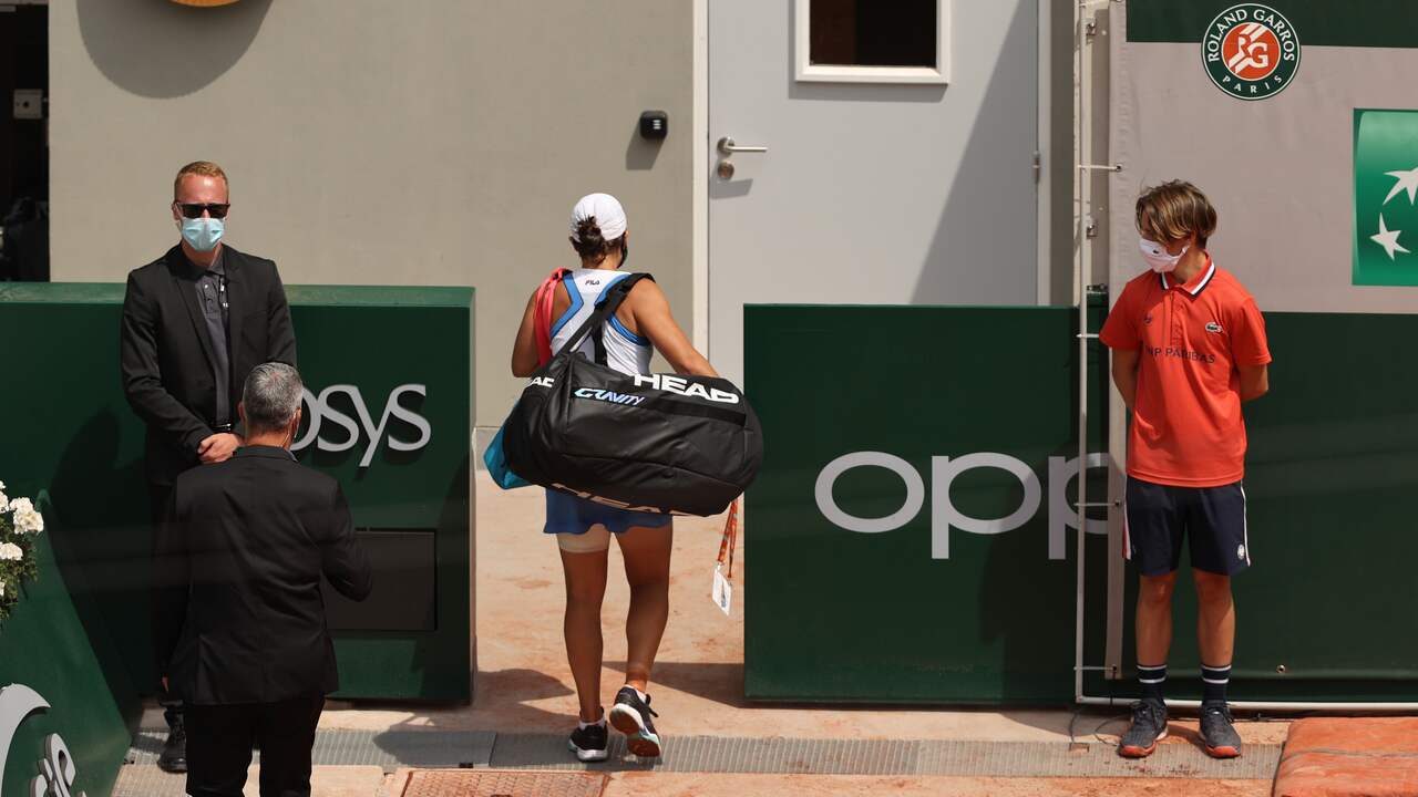 Ashleigh Barty moet Roland Garros verlaten vanwege een heupblessure.