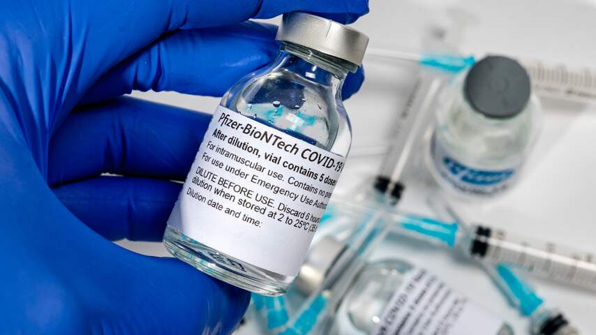 Gezondheidsraad: Geef Pfizer-vaccin toch eerst aan ouderen, minder aan zorgpersoneel