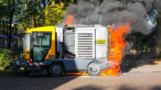 Veegwagen in Gelders dorp Ugchelen vat plotseling vlam