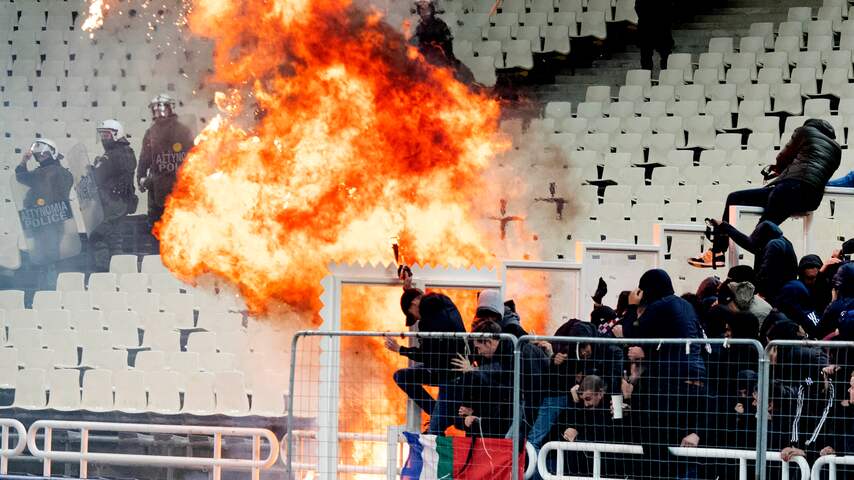 Acht Ajax-fans gewond door vuurwerk supporters AEK en aanval politie