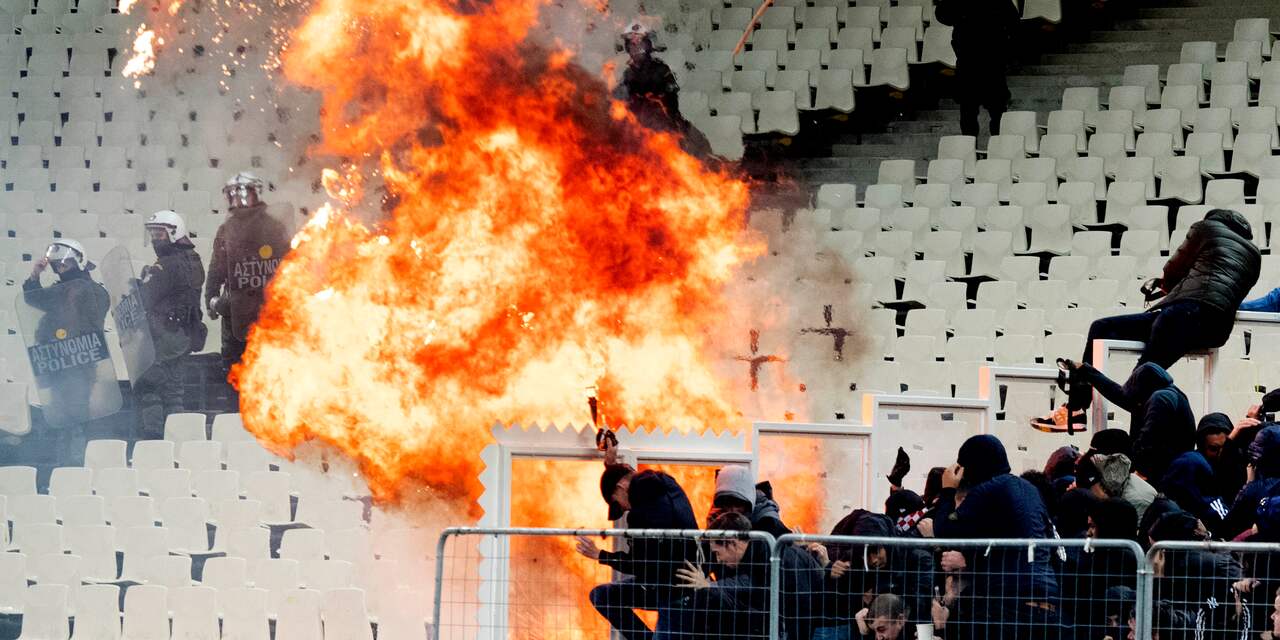 Acht Ajax-fans gewond door vuurwerk supporters AEK en aanval politie