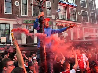 Vuurwerk en vlaggen in Amsterdam na titelwinst Ajax