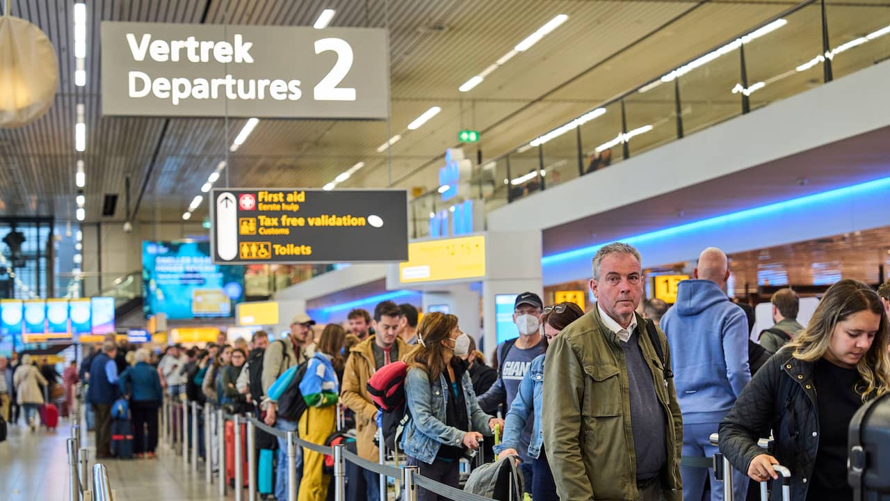 Schiphol gets two hundred security guards, but the crowds continue |  NOW