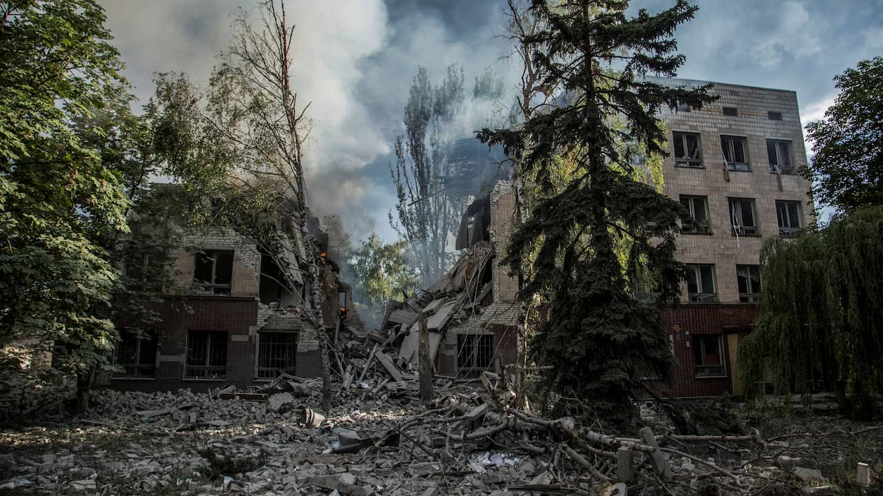 Veel gebouwen in Lysychansk zijn beschadigd. De stad werd de afgelopen weken zwaar gebombardeerd door Russische troepen.